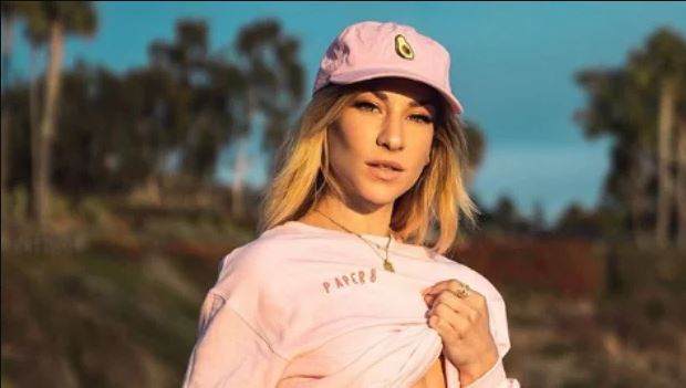 Pretty model banned on Tinder because she’s ‘too sexy’