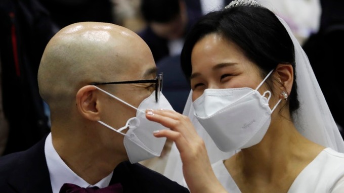 6,000 couples wed in South Korea amid coronavirus outbreak