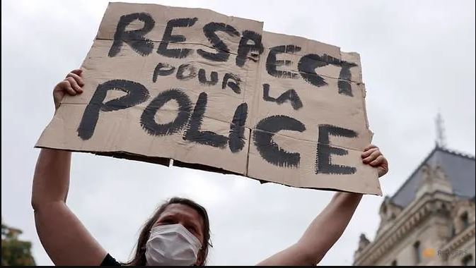 French officers’ wives slam government for negligence