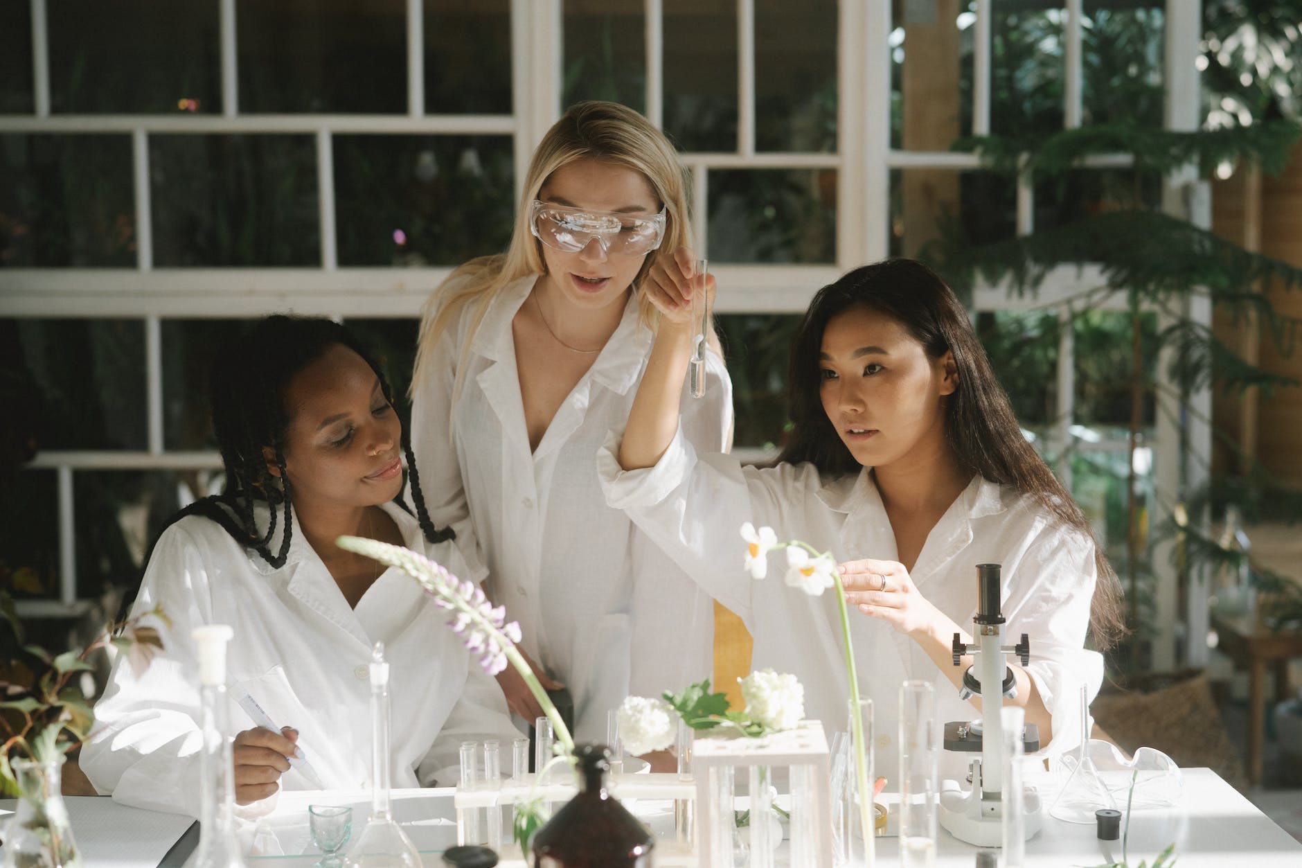 women scientists experimenting