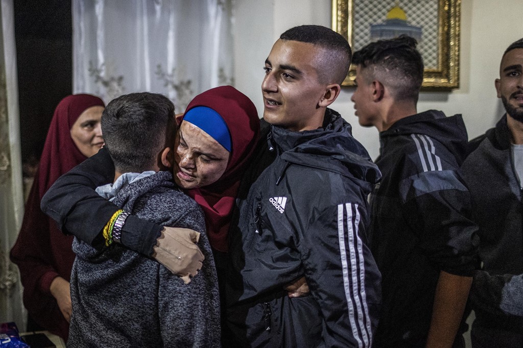 Freed Palestinian prisoner celebrates with family