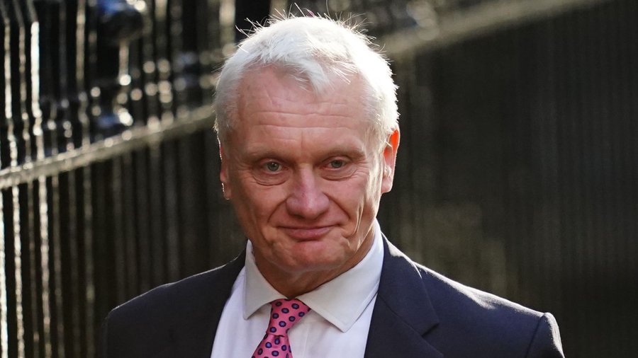 Climate minister tweets on brief return to UK