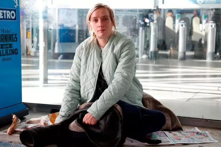 Woman sleeps on the streets after husband’s imprisonment, due to lack of money