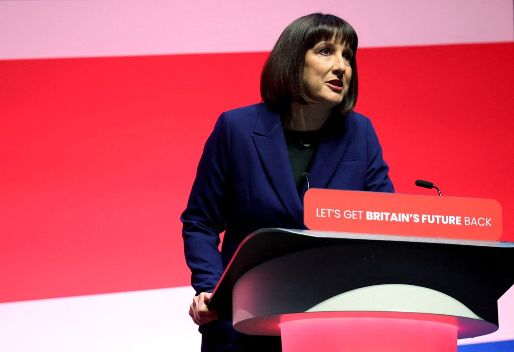 Rachel Reeves: Sunak’s promise to grow economy ‘in tatters’