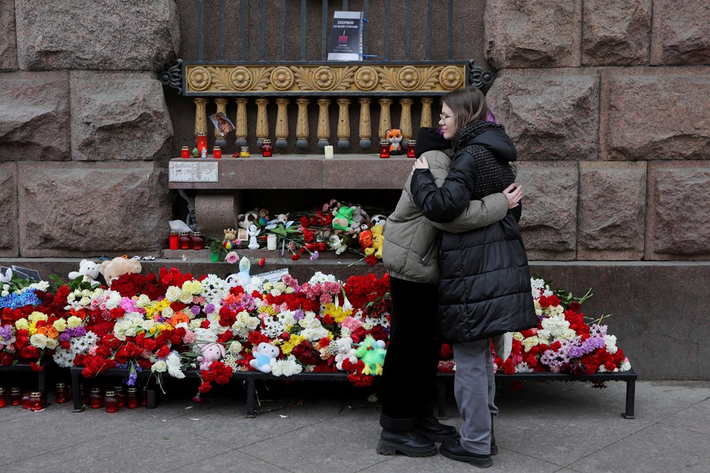 Foreign diplomats lay flowers at site of Moscow concert attack