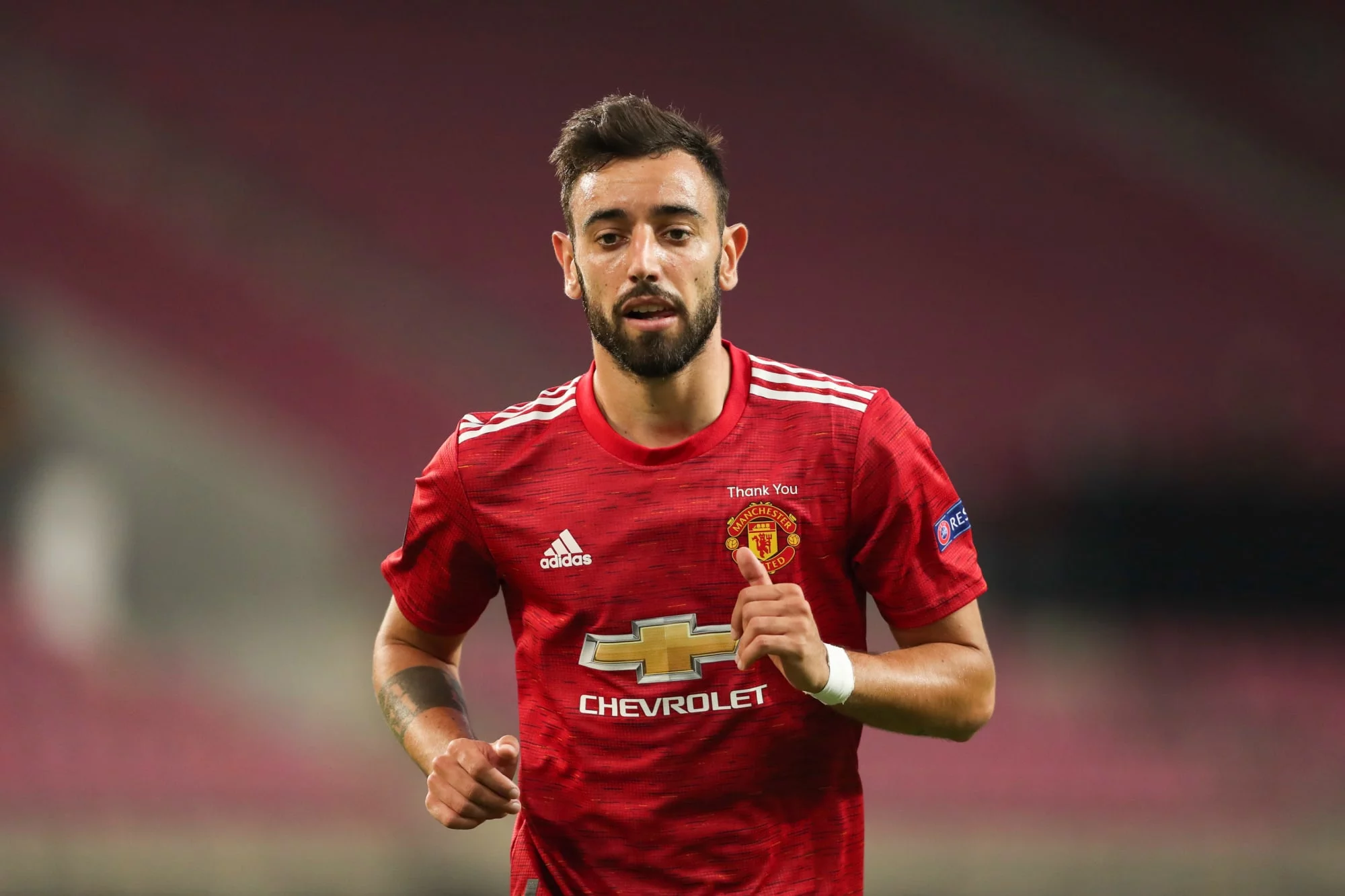Carrick predicts Fernandes will stay at Man Utd