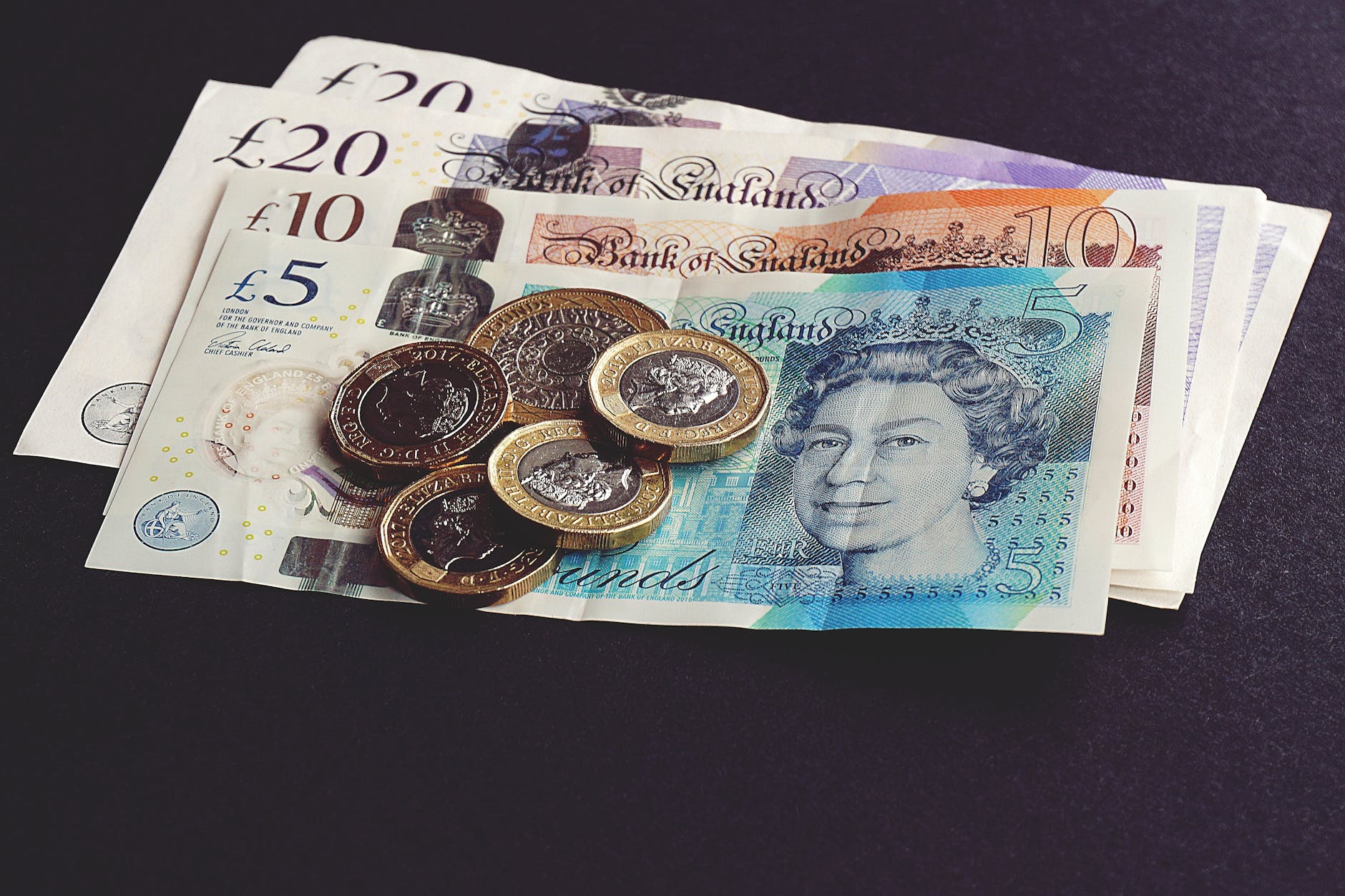 Pound loses some earlier gains after Trump posts online