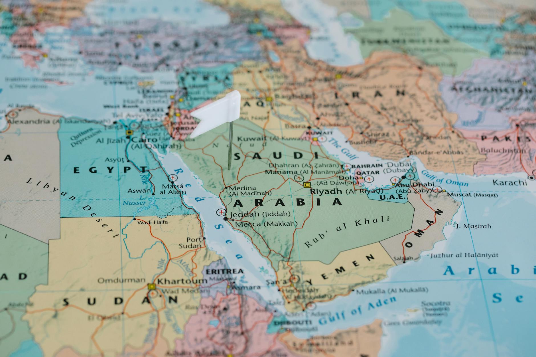 white flag marked near the saudi arabia