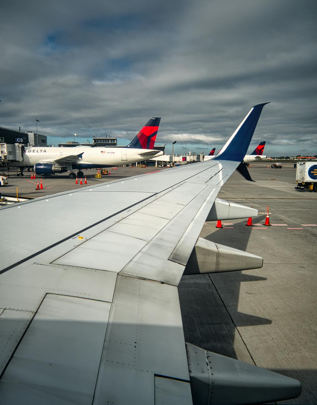 CLOSE CALL: Delta Airline escapes collision with Air Force jet near Reagan National Airport