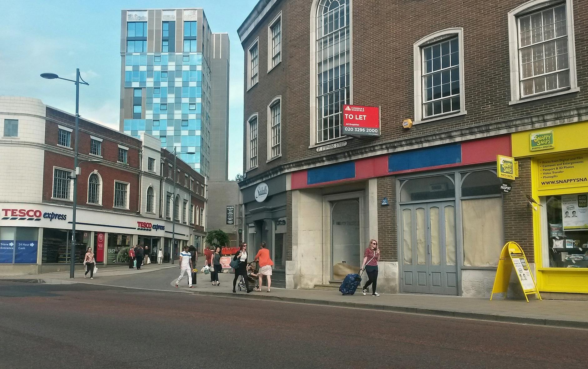 Tesco increases salaries by 5.2% but cancels Sunday bonus