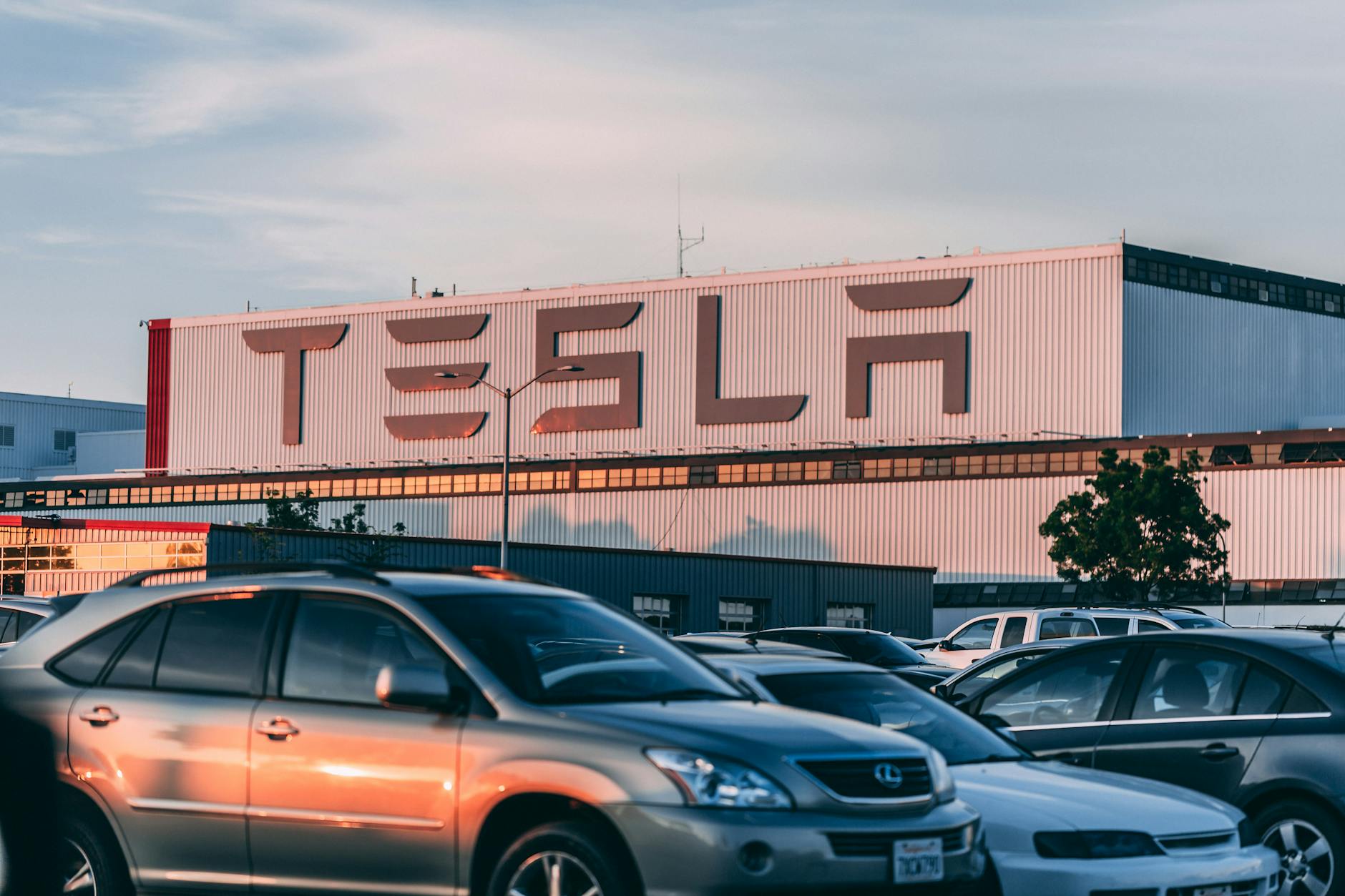 Organizational Levers for Sustainable Competitive Advantage at Tesla