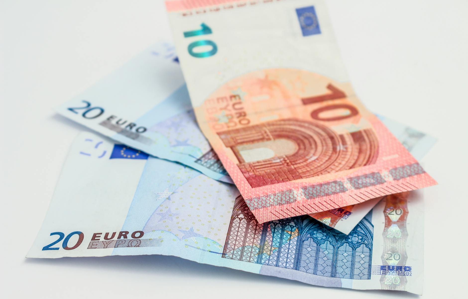 Euro Hits 17-Month Low as French Debt Fears Mount and Spain Heads for Snap Election