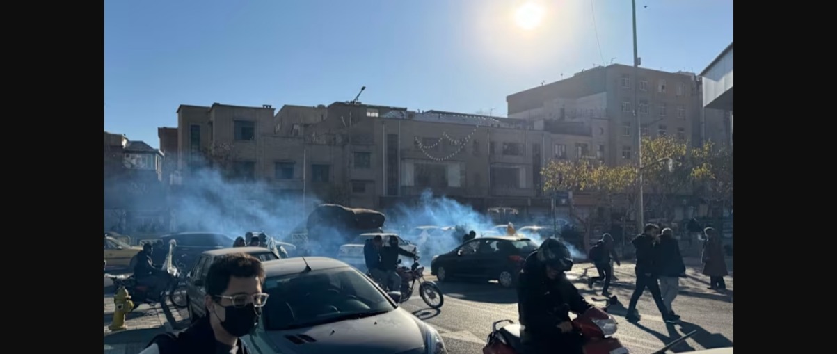 Iranian students, shopkeepers join violent street protests